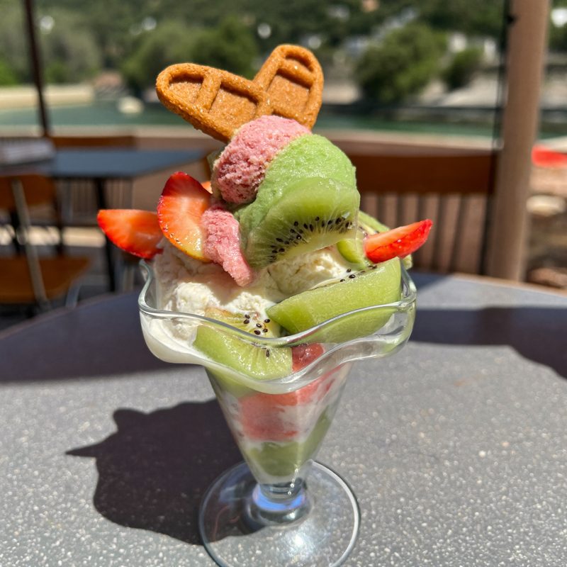 Eisbecher mit Früchten