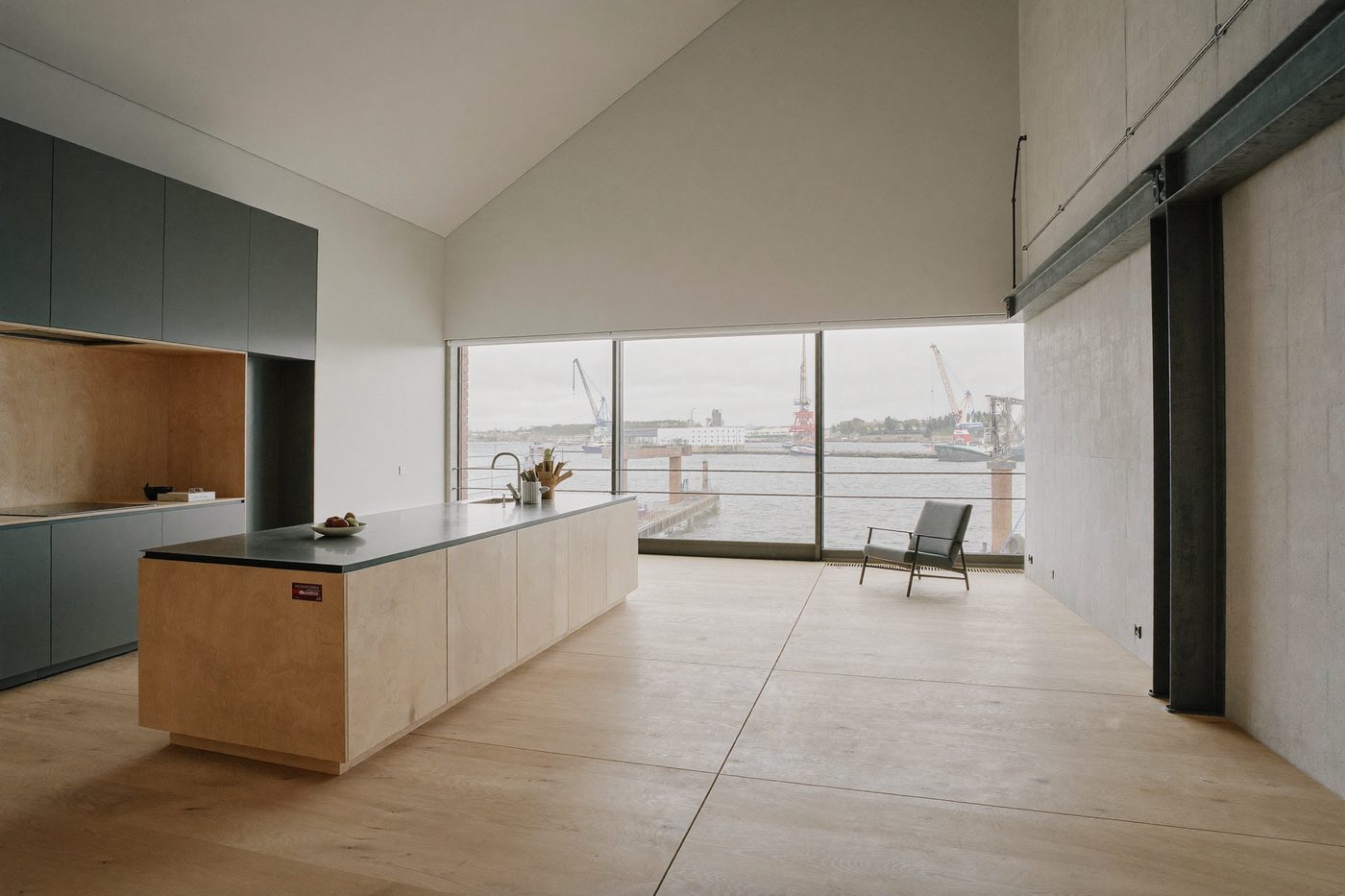 Studio L mit Hafenblick