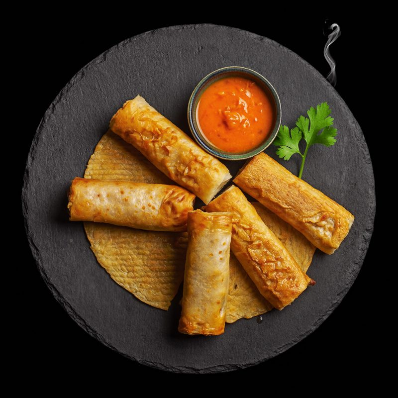 Frühlingsrollen von oben, mit Chilisauce