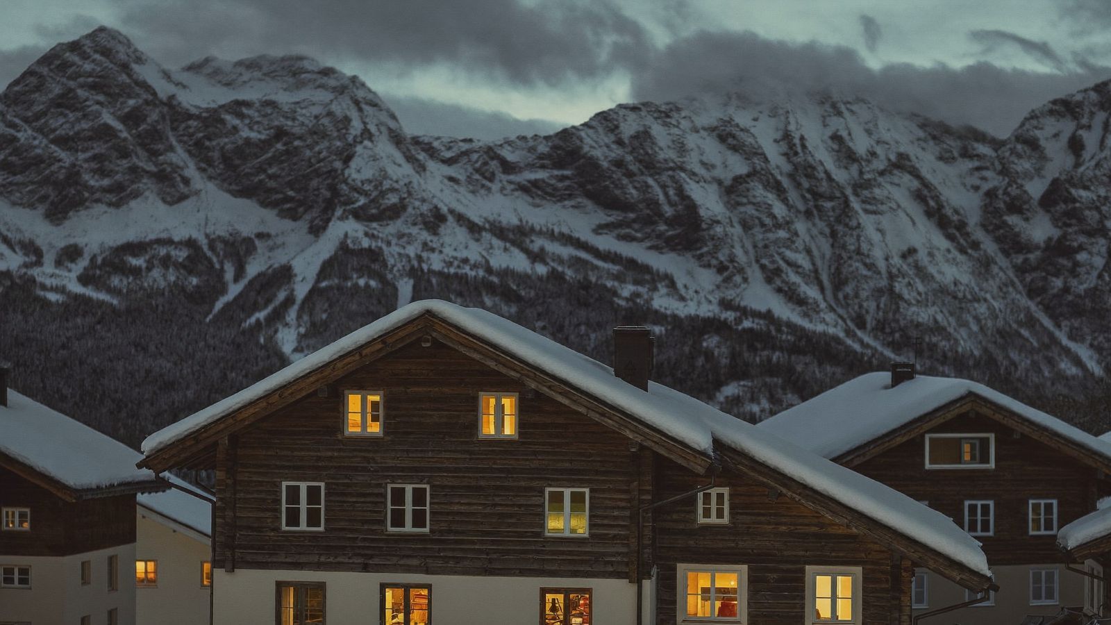 Ein Schweizer Bergdorf im Winter bei Dämmerung